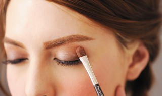 眼妆防晕染教程 如何防止化妆时眼影晕染？