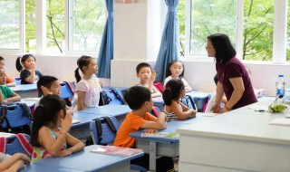 大青树下的小学表达了作者的什么之情 大青树下的小学表达的作者感情分析