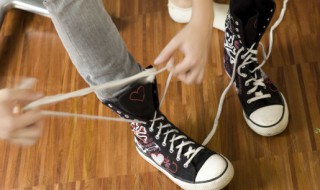 系鞋带的正确方法 系鞋带的正确方法视频教程