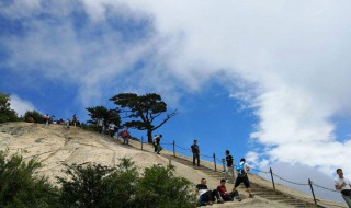 梦见上山 梦见上山拜庙什么意思