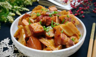 五花肉炖藕怎么做好吃窍门 五花肉焖藕的做法