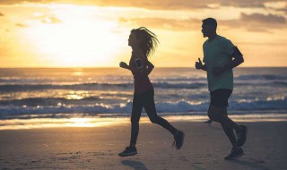 跑步多久才能起到减肥的作用（早上和晚上跑步哪个减肥效果好）