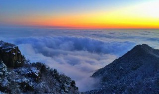 及既上苍山负雪,明烛天南翻译 及既上苍山负雪明烛天南望晚日照城郭翻译