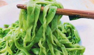 蘑菇北极虾炒菠菜面怎么做 蘑菇北极虾炒菠菜面