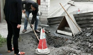 下水道溢水出来怎么处理 厨房下水道反水怎么回事