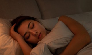 睡回笼觉的好处和坏处 睡前帮助睡眠的方法