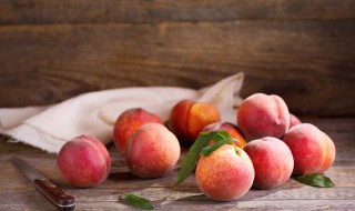 吃桃子要注意些什么 吃桃子忌口的食物是什么