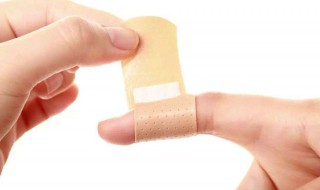 创可贴粘在伤口上怎么才弄得掉 创可贴粘在伤口上怎么弄下来