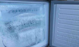 冰箱里的冰块怎么去除（冰箱里的冰块怎么去除快）