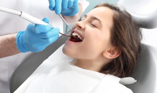 怎么用牙线清洁牙齿 怎么用牙线清洁牙齿和牙龈间的软垢