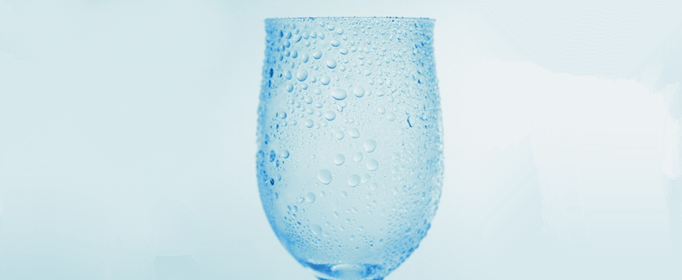 为什么水滴挂在杯壁上甩不掉 玻璃杯水珠容易挂壁