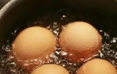 米醋煮鸡蛋的功效与作用（米醋煮鸡蛋的功效与作用及禁忌）