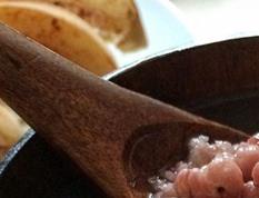 薏米红豆莲子粥的做法和营养功效（红豆薏米莲子粥的功效与作用）