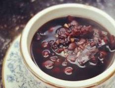 黑米赤豆粥的材料和做法步骤（黑米赤豆煮粥的功效）