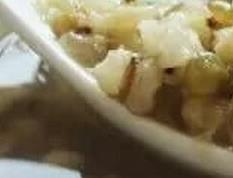 吃薏米绿豆粥的功效和好处 吃薏米绿豆粥的功效和好处是什么