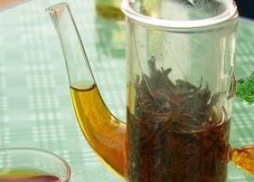 红茶和绿茶的功效 红茶和绿茶的功效区别