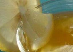 蜂蜜柠檬水的功效与作用（晚上喝蜂蜜柠檬水的功效与作用）