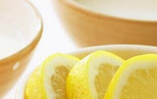 柠檬片泡水的功效与作用 干的柠檬片泡水的功效与作用