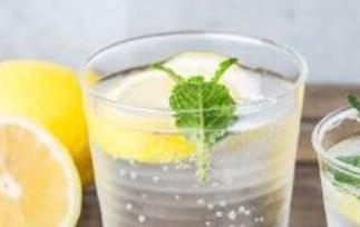 喝柠檬水有什么好处与功效 喝柠檬水有什么好处与功效和作用