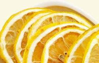 柠檬片泡水的功效 柠檬片泡水的功效和副作用
