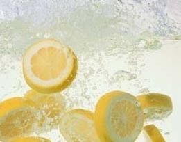 每天喝柠檬水的好处（每天喝柠檬水的好处能减肥吗）
