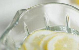 柠檬片泡水的副作用和禁忌 柠檬片泡水的副作用和禁忌是什么