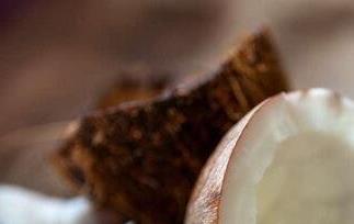 椰子汁和椰子肉的功效与作用（椰子水和椰子肉的功效与作用）