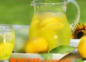 柠檬水有什么功效 每天晚上坚持喝一杯柠檬水有什么功效