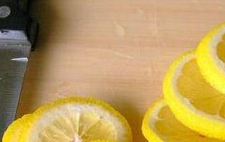 黄柠檬片泡水的功效 黄柠檬片泡水的功效与作用