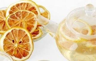 长期喝柠檬片泡水的好处与坏处 长期喝柠檬片泡水有什么好处和坏处