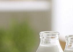 如何辨别牛奶是否变质（怎么判断牛奶是否变质）