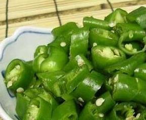 最简单的腌制绿辣椒方法 最简单的腌制绿辣椒方法窍门