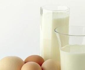 鸡蛋和牛奶可以一起吃吗（早餐鸡蛋和牛奶可以一起吃吗）