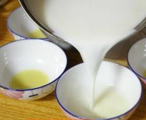 牛奶生姜汁的作用与功效 牛奶生姜汁的作用与功效禁忌