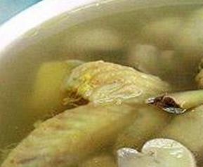 清炖蘑菇鸡汤的材料和做法步骤图解（鸡肉炖蘑菇汤的做法大全）