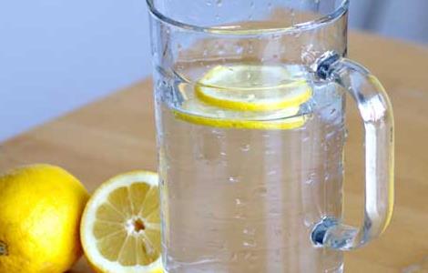 柠檬蜂蜜水的功效 柠檬蜂蜜水的正确做法