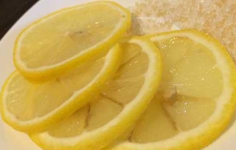 柠檬片泡水能祛斑吗