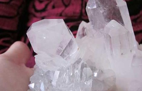 天然水晶和人造水晶的区别（天然水晶和人造水晶的区别是什么）