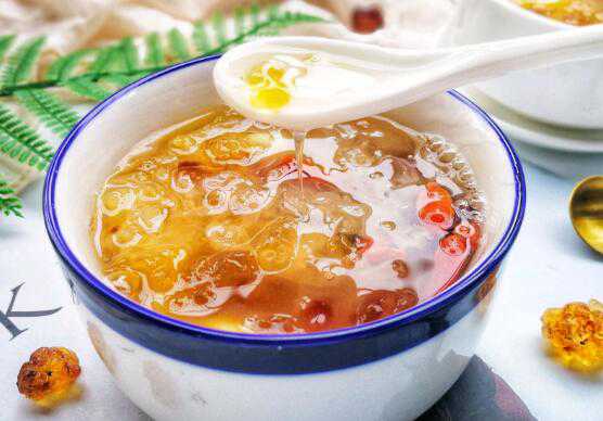 红枣银耳莲子汤的做法，红枣银耳莲子汤的功效及禁忌有哪些