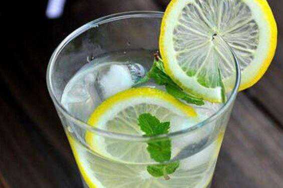 新鲜柠檬怎么泡水好喝，鲜柠檬泡水的正确方法