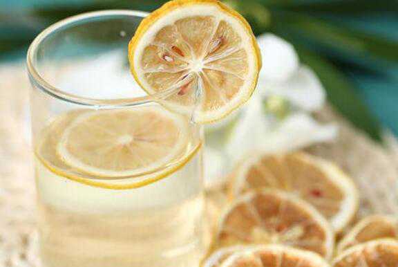 干柠檬片泡水的好处与功效（干柠檬片泡水有什么功效?）