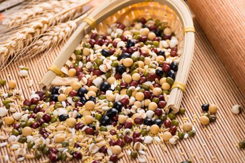 芡实茯苓薏米赤小豆的功效与作用 赤小豆薏米芡实茯苓的功效与作用及食用方法