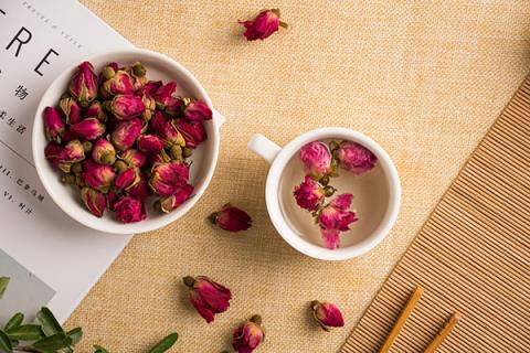 喝玫瑰花茶的功效与作用（更年期喝玫瑰花茶的功效与作用）