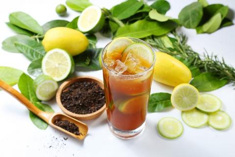 柠檬茶的功效与作用 柠檬片的功效与作用泡水喝的功效