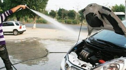 汽车发动机舱太脏，可以用水冲洗吗