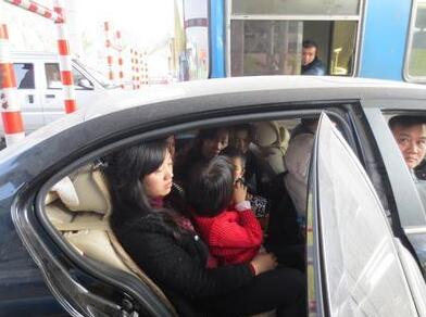 5座车上坐5个大人1个婴儿，算超载吗