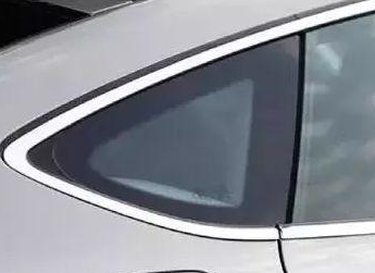 车上三角窗的玻璃贵吗？多少钱一个？