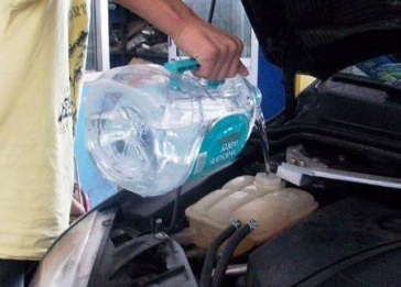 汽车水箱多久加一次水？水箱除垢剂有用吗
