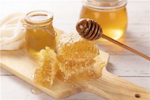 蜂蜜的作用与功效有哪些（蜂蜜的作用与功效有哪些禁忌）