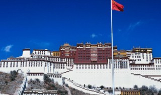 西藏的名胜古迹 西藏的名胜古迹吸引了许多中外游客缩句